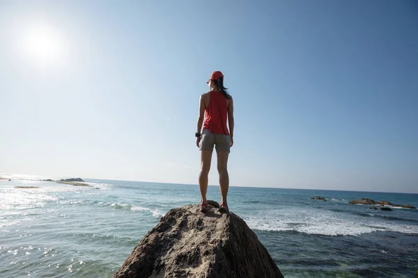Mutige Frau Steht Auf Der Klippe Meer — Stockfoto