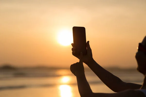 Mujer Joven Tomando Fotos Puesta Del Sol Del Mar —  Fotos de Stock