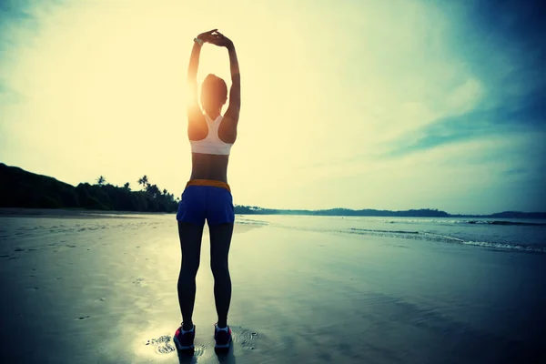 Ung Fitness Kvinde Strækker Sig Ved Solopgang Strand - Stock-foto