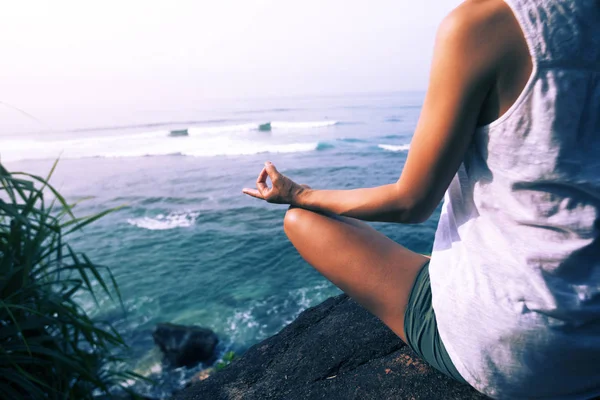 Donna Che Pratica Yoga Mare Sulla Roccia — Foto Stock