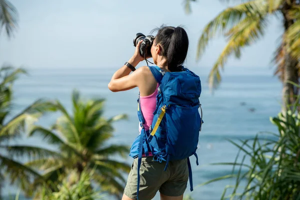 Kvinna Fotograf Tar Foto Morgon Tropiska Havet — Stockfoto