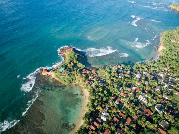 スリランカの漁師の村と美しい海景の空中ビュー — ストック写真
