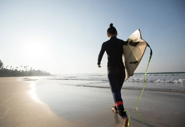 Donna Surfista Che Cammina Sulla Spiaggia All Alba — Foto Stock
