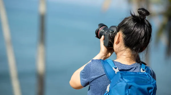 Žena Fotograf Fotografování Ranní Tropické Moře — Stock fotografie