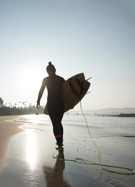 Kvinna Surfare Promenader Stranden Och Kommer Att Surfa — Stockfoto