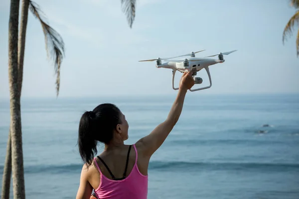 Vrouw Controleren Drone Quadcopter Zee — Stockfoto