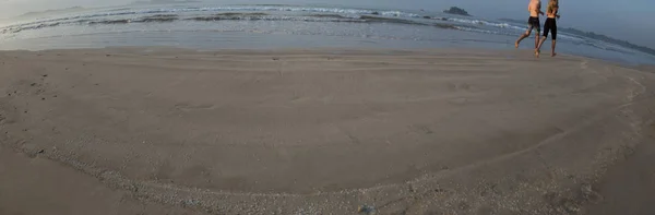Pessoas Correndo Praia Areia Perto Mar — Fotografia de Stock