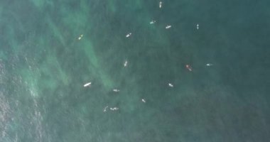 Hint okyanusunda sörf sırasında dalgalar yakalamak için sörfçü drone havadan görünümü