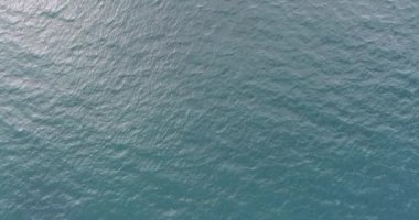 Dalgalar ile güzel deniz manzarası havadan görünümü  