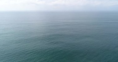 Dalgalar ile güzel deniz manzarası havadan görünümü  