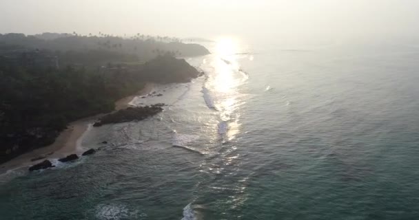 Images Aériennes Vagues Océaniques Lavant Une Plage Tropicale Coucher Soleil — Video