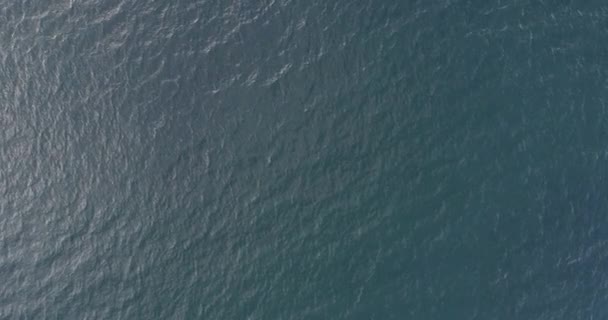 Вид Повітря Красивий Морський Пейзаж Хвилями Ламаються — стокове відео