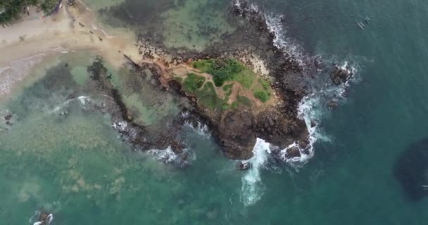 Vista Aérea Hermosa Isla Tropical Con Olas Marinas — Vídeo de stock