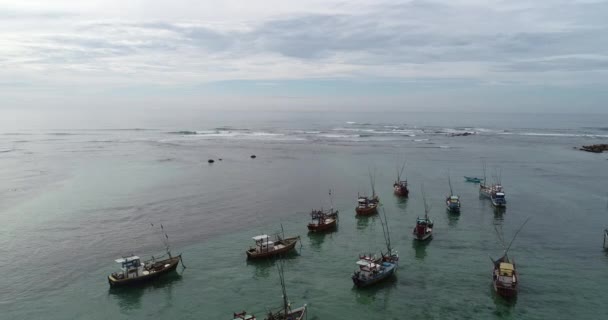 Вид Повітря Красивий Морський Пейзаж Рибальськими Човнами Узбережжі — стокове відео