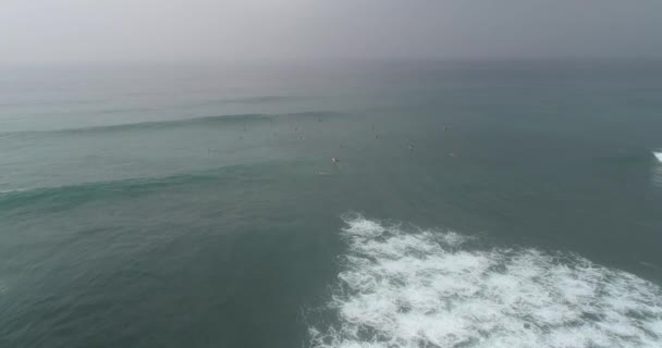 Letecký pohled od dronu surfařů za chytání vln během surfování v Indickém oceánu