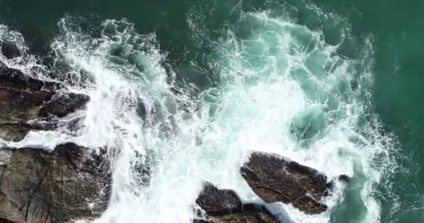 Vista Aérea Bela Paisagem Marinha Com Ondas Quebrando — Vídeo de Stock