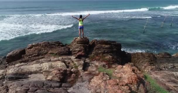 Успешная Женщина Протянутыми Руками Стоящая Краю Скалы Океана — стоковое видео