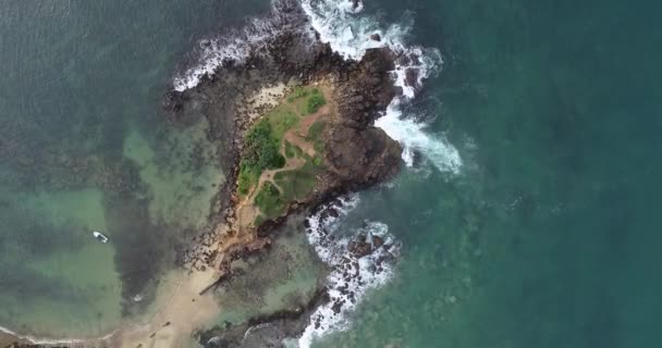 Luftaufnahme Der Schönen Tropischen Insel Mit Meereswellen — Stockvideo