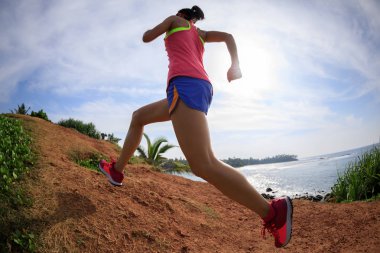 Sahil tepe üzerinde çalışan kadın iz runner 