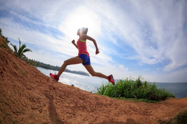 Sahil tepe üzerinde çalışan kadın iz runner 