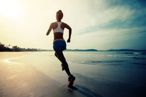 Jong Fitness Vrouw Hardlopen Bij Zonsopgang Strand — Stockfoto