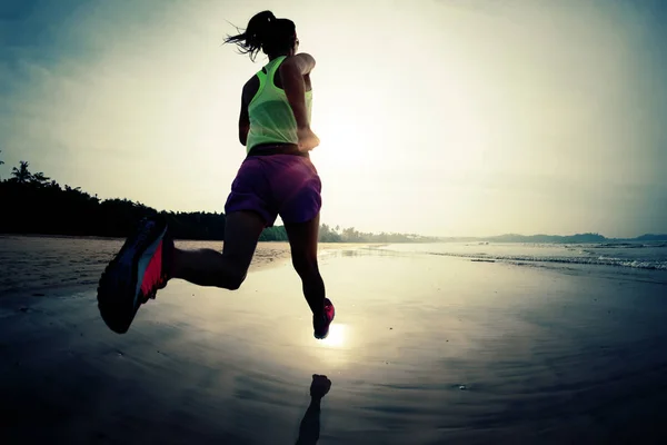 Fitness Vrouw Loper Hardlopen Zonsopgang Strand — Stockfoto