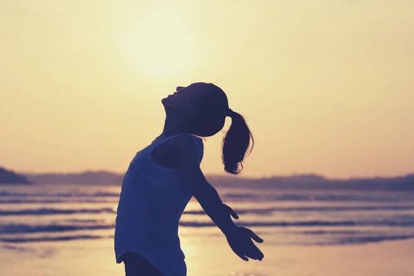 女性は夕日のビーチで調和を楽しむ — ストック写真