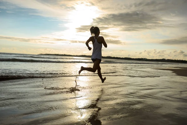 Atleta Donna Che Corre Tramonto Sulla Spiaggia — Foto Stock