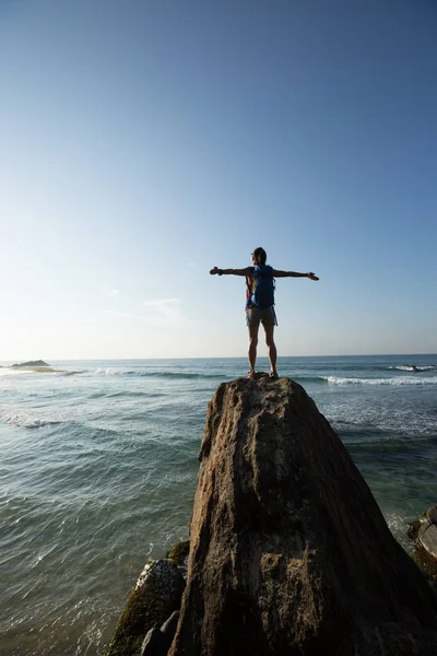 Modig Kvinna Stå Med Utsträckta Armar Klippan Kanten Vid Havet — Stockfoto