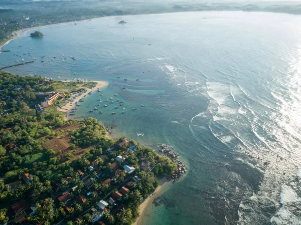 スリランカの漁師村と美しい海の風景の空撮 — ストック写真