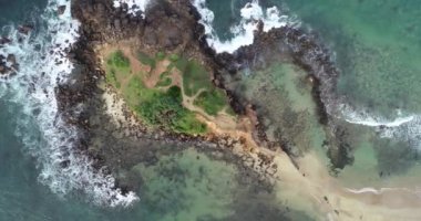 deniz dalgaları ile güzel tropikal adanın havadan görünümü