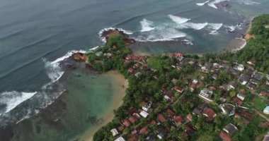 Sri lanka, balıkçı köyü ile güzel deniz manzarası havadan görünümü