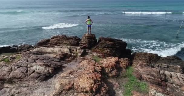 Framgångsrik Kvinna Med Utsträckta Armar Stående Seaside Rock Cliff Edge — Stockvideo