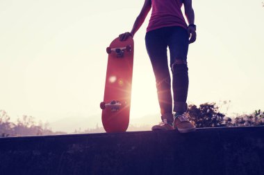 Kaykaycı kaykay ayakta skate Park ile