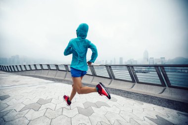 Sisli şehir sabahı çalışan sağlıklı yaşam kadın runner