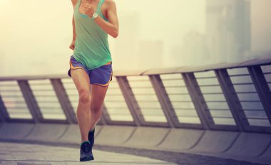 Sisli şehir sabahı çalışan sağlıklı yaşam kadın runner