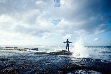 Uzanmış arms Deniz yosunlu mercan adlı kadınla özgürlük