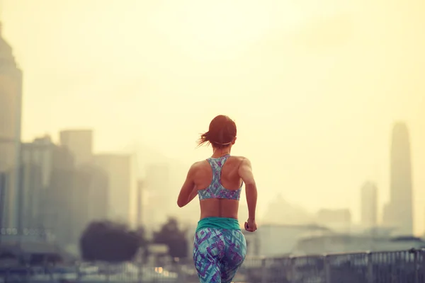 Stile Vita Sano Donna Corridore Esecuzione Sulla Città Nebbiosa — Foto Stock