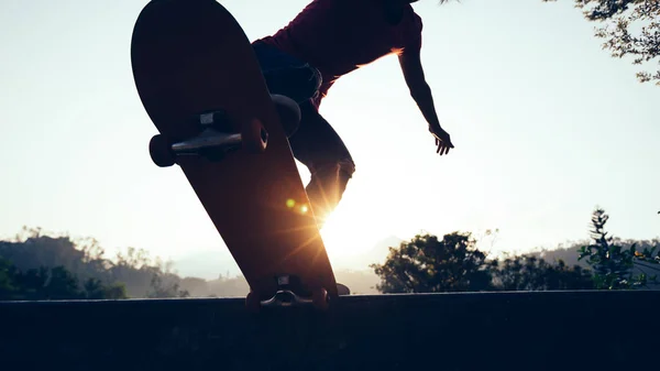 滑板运动员在滑板公园坡道上滑板 — 图库照片