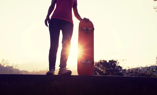 Skateboarder Met Skateboard Staan Skatepark — Stockfoto