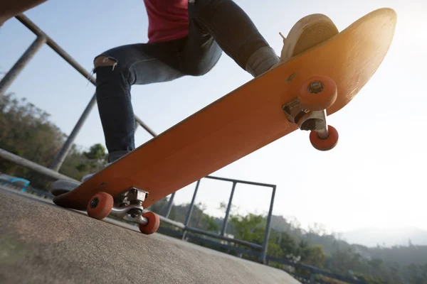 Skateboarder Skateboarden Bij Skate Park Helling — Stockfoto