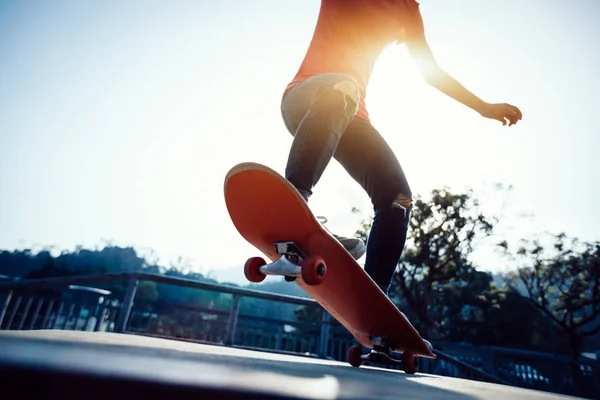 Skateboarder Skateboarding Skate Park Ramp — Stock Photo, Image