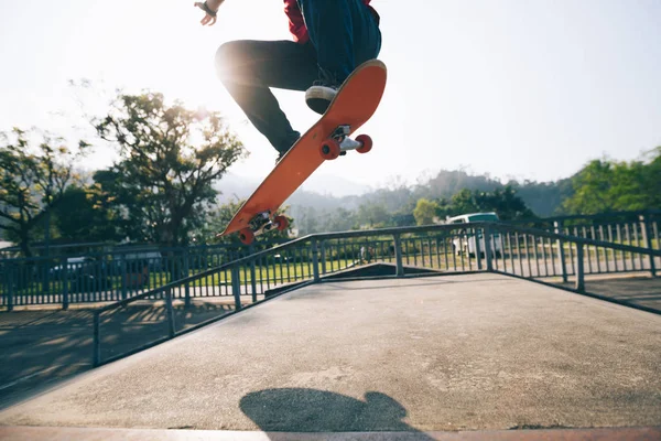 Skateboarder Skate Rampa Parque Skate — Fotografia de Stock