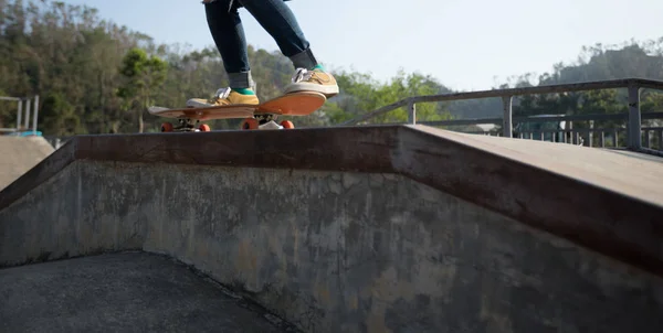 Skateboarder Skate Rampa Parque Skate — Fotografia de Stock