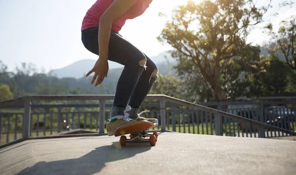 Skateboarder Skateboarding Rampa Del Parque Skate — Foto de Stock