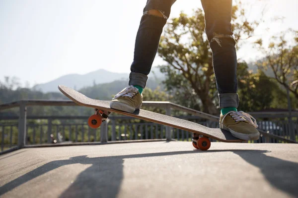 Skateboarder Skate Rampa Parque Skate — Fotografia de Stock