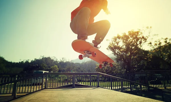 Skateboarder Skateboarden Der Rampe Des Skateparks — Stockfoto