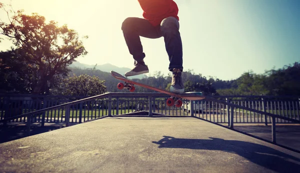 Skateboardåkare Skateboardåkning Skate Park Ramp — Stockfoto