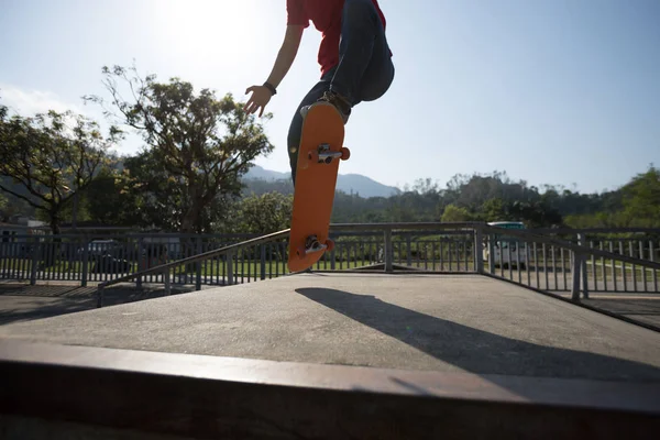 Skateboarder Skateboarding Rampa Del Parque Skate — Foto de Stock