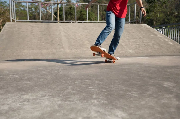 Skateboarder Skateboarding Urban Skatepark Ramp — Stock Photo, Image